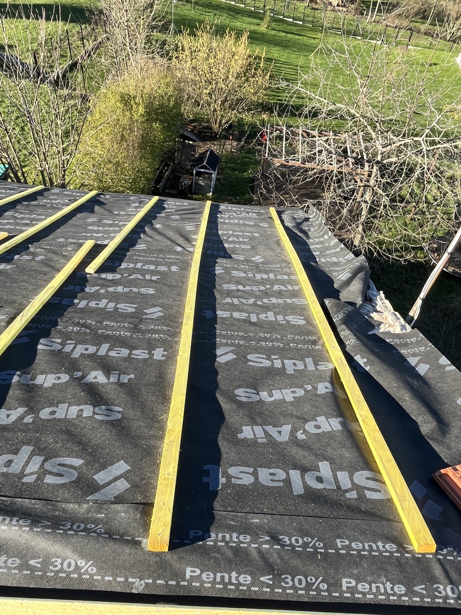 Écran sous-toiture et contre-liteaux jaunes